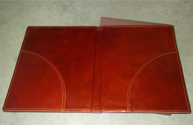 изготовление Папка для документов кожаная, темно-красная кожа с тиснением и защитным футляром.